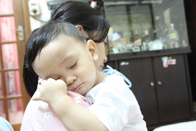 hinh anh moi nhat cua be trai 14 thang tuoi bi bao hanh, bo roi o benh vien sau 5 ngay ve nha - 3