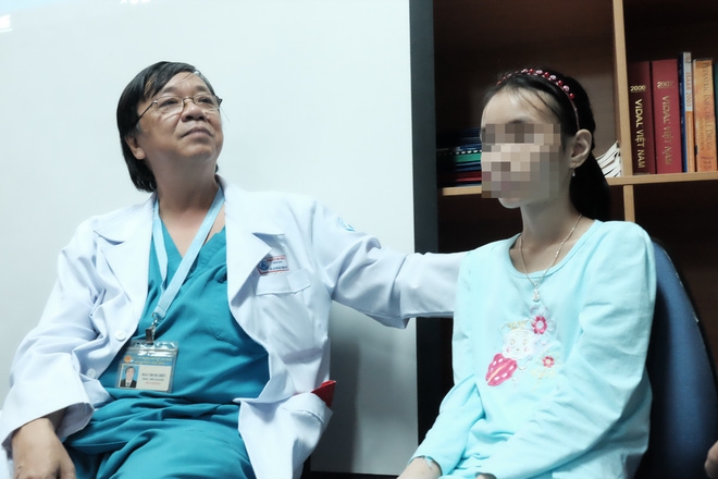 Khó tin: Bé gái 13 tuổi liên tục kêu thét, không thể đi vệ sinh trong suốt 6 tháng trời vì căn bệnh kỳ lạ - Ảnh 6.
