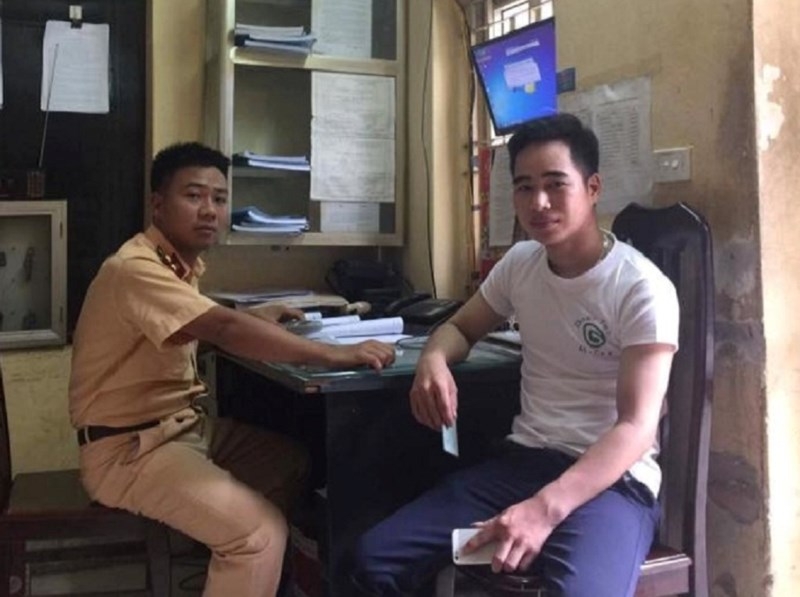 Nhặt được điện thoại, CSGT mang đi sửa rồi trả cho dân - ảnh 1