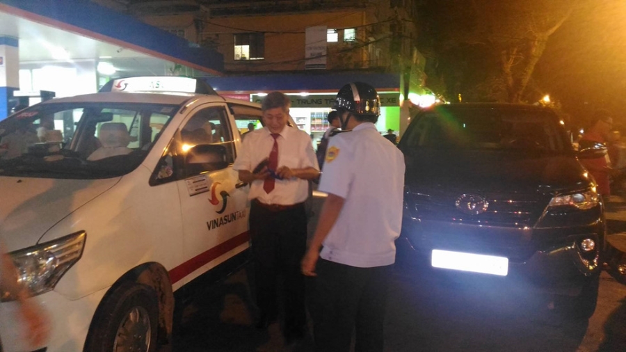 Một tài xế taxi bị lập biên bản vì đậu xe lấn chiếm vỉa hè /// Ảnh: An Huy