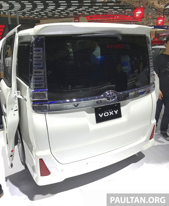 Toyota gioi thieu xe gia dinh Voxy 2017 tai Dong Nam A hinh anh 2