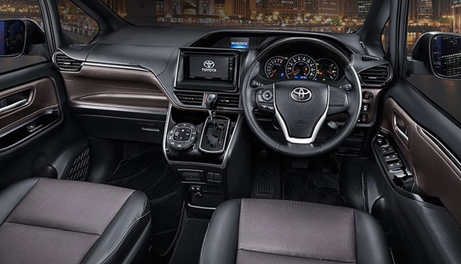 Toyota gioi thieu xe gia dinh Voxy 2017 tai Dong Nam A hinh anh 3