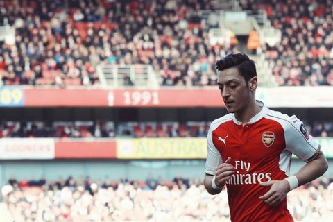 Wenger nen hoc hoi Conte cach day do Ozil hinh anh