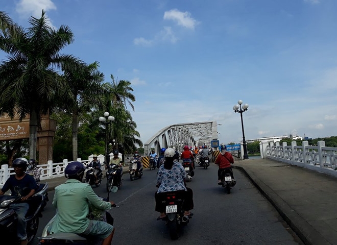 Cau Truong Tien se danh cho nguoi di bo vao cuoi tuan hinh anh 1