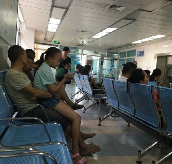 chu-tho-tay-vao-quan-chau-gai-trong-phong-cho-benh-vien