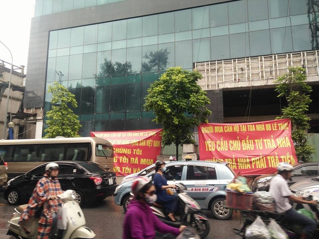 Cư dân 8B Lê Trực căng băng rôn trước dự án sáng này 16/8 đòi nhà.