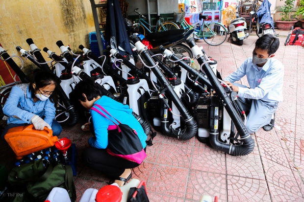Hà Nội: Cán bộ tới tận nhà phun thuốc diệt muỗi, nhiều hộ dân đóng cửa, lấy lý do không cho tiếp cận - Ảnh 4.