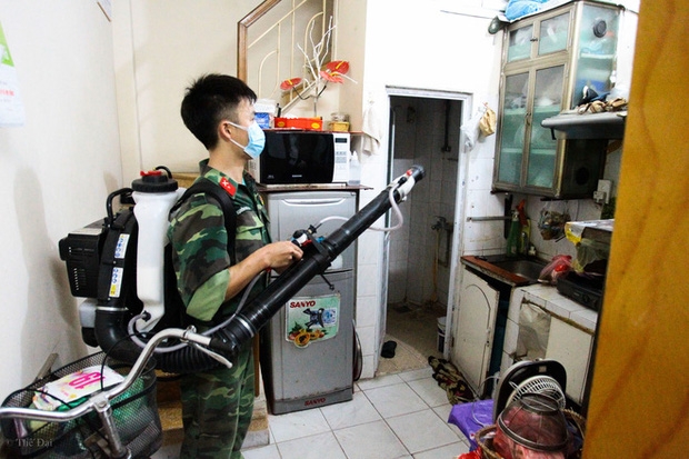 Hà Nội: Cán bộ tới tận nhà phun thuốc diệt muỗi, nhiều hộ dân đóng cửa, lấy lý do không cho tiếp cận - Ảnh 7.