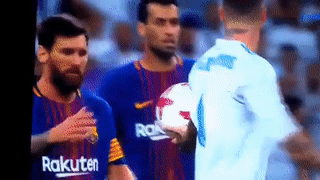 Messi chui bay khi bi Ramos choc tuc hinh anh 1