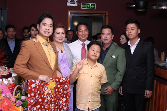 ngoc-son-cung-hai-em-trai-to-chuc-sinh-nhat-am-cung-cho-me-1