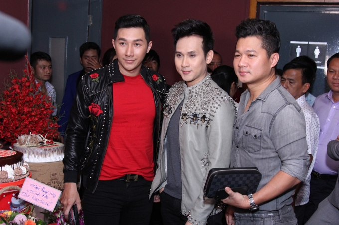 ngoc-son-cung-hai-em-trai-to-chuc-sinh-nhat-am-cung-cho-me-7