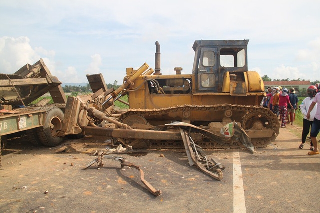 Xe máy ủi trên xe đầu kéo bị văng xuống đường sau tai nạn giao thông thảm khốc
