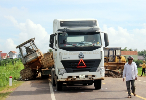 Xe đầu kéo chở máy ủi