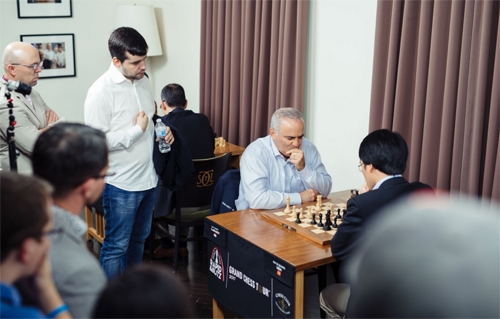 quang-liem-tang-qua-cho-than-tuong-garry-kasparov-2