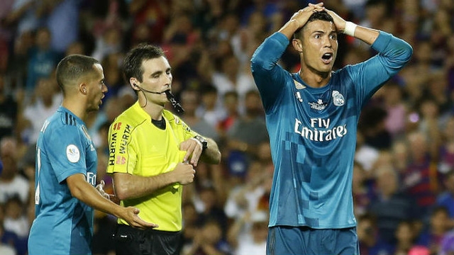 C.Ronaldo bị cấm thi đấu 5 trận vì đẩy trọng tài