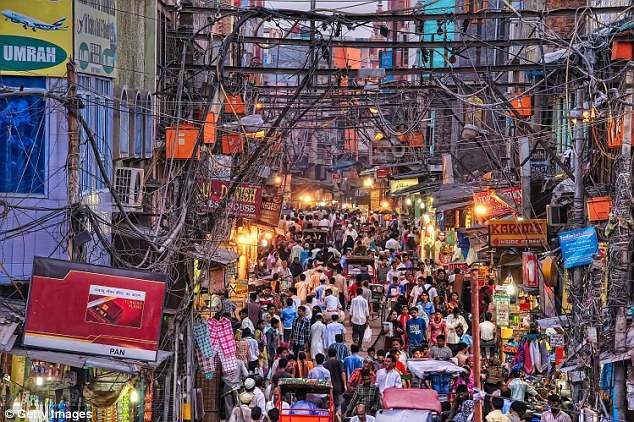 Dây cáp điện chằng chịt bên ngoài những ngôi nhà ở Ấn Độ. 