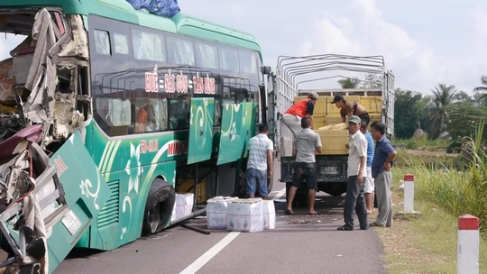 Vụ TNGT làm 5 người chết: Thủ phạm là lưỡi máy ủi? - Ảnh 2.