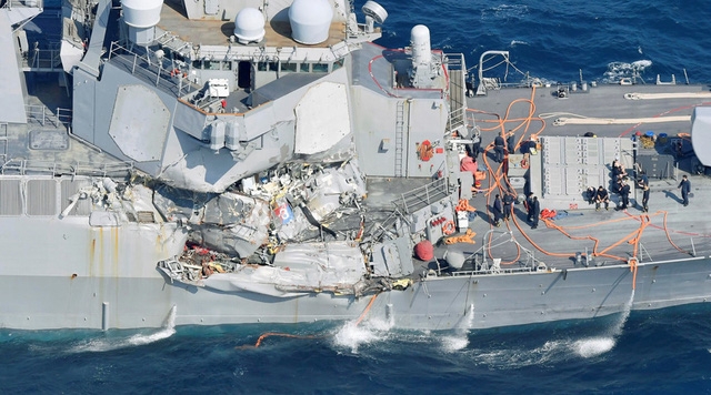 Tàu khu trục USS Fitzgerald bị đâm móp sau va chạm với tàu hàng Philippines. (Ảnh: Reuters)