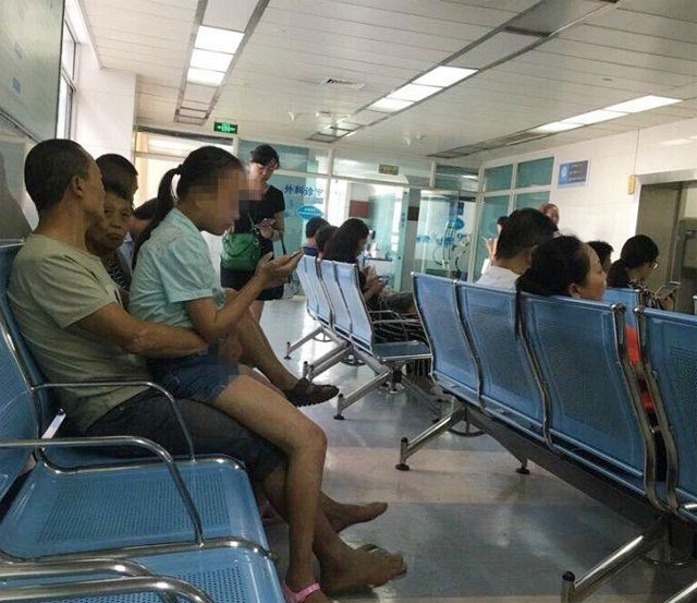 nho buc anh dua chau gai di kham benh, nguoi chu da phai cui dau thu nhan toi loi - 1