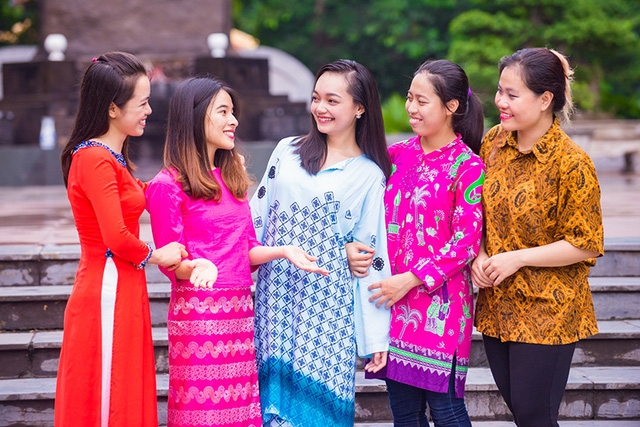 Mỹ Linh (đứng giữa) tham gia bộ hình kỷ niệm 50 năm thành lập ASEAN của Đoàn SSEAYP Việt Nam 2017
