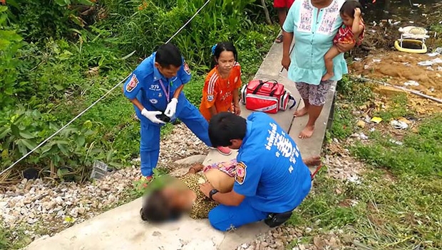 Bà cụ bợm rượu nhiều lần đối mặt với tàu hỏa nhưng vẫn may mắn sống sót - Ảnh 2.