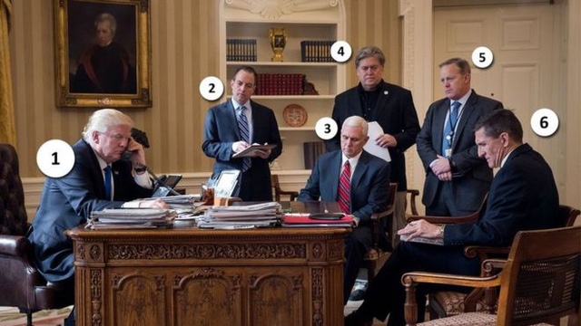  Trong ảnh: Tổng thống Donald Trump (1), cựu Chánh văn phòng Nhà Trắng Reince Priebus (2), Phó Tổng thống Mike Pence (3), cựu Chiến lược gia trưởng Steve Bannon (4), cựu Thư ký báo chí Nhà Trắng Sean Spicer, (5), cựu cố vấn an ninh quốc gia Michael Flynn. Ảnh: Getty 