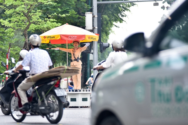  Việc điều tiết giao thông đòi hỏi sự quan sát và xử lý tình huống nhanh nhạy, nếu không, rất dễ xảy ra ùn ứ, tắc nghẽn do ai cũng vội vã đến công sở đầu giờ sáng. Vì là nữ, Thượng uý Hà luôn được các đồng đội nam hỗ trợ nên công việc ở điểm nút giao thông cũng đỡ vất vả hơn. 
