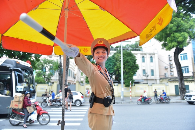  Việc xuất hiện một nữ CSGT cũng góp phần hạ nhiệt giao thông trong những thời điểm căng thẳng. Thượng uý Hà chia sẻ, kỷ niệm đáng nhớ nhất của cô rất đơn giản là những lúc các em nhỏ đi học về qua điểm nút giao thông lại chào to cháu chào cô cảnh sát giao thông ạ. 