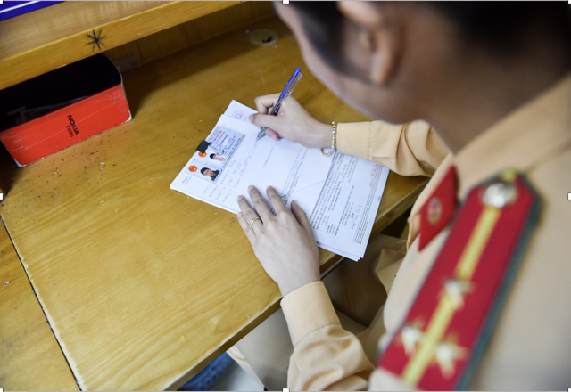  Công việc hành chính của Thượng uý Hà cũng khá vất vả do số lượng người vi phạm luật lệ giao thông ở Hà Nội đông, nhiều hồ sơ cần xử lý. Thượng uý Hà chia sẻ, bản thân rất vui vẻ với công việc hiện tại vì cũng là mong muốn từ xưa, nhất là khi gia đình có truyền thống trong ngành công an. 