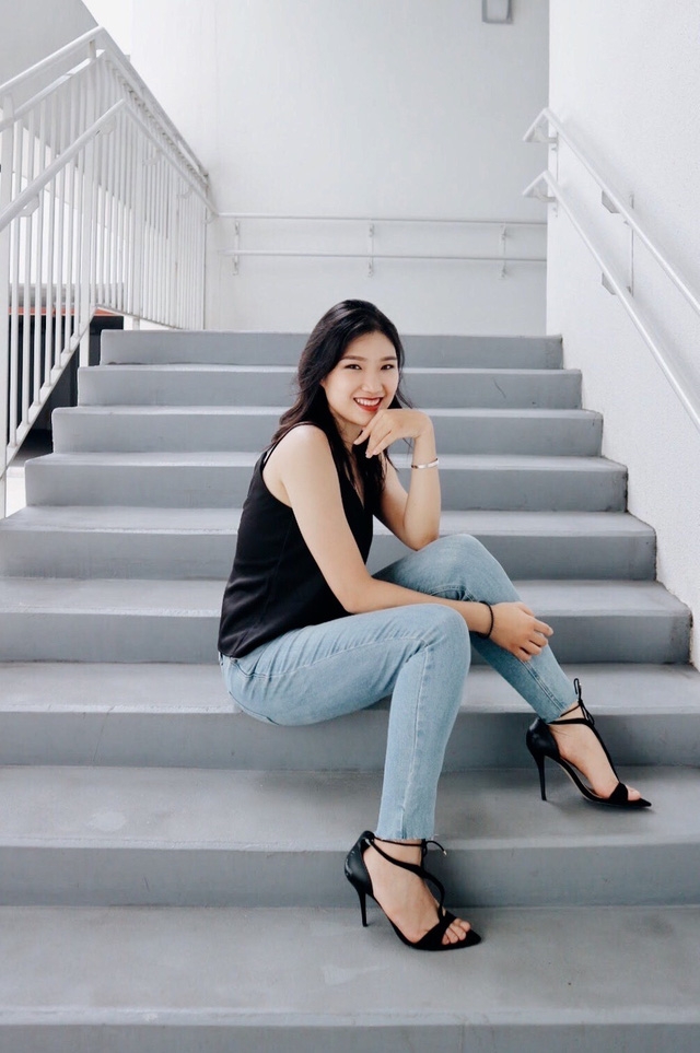 Ba cô phải xin nghỉ hưu sớm để có thời gian chăm vợ và 2 con còn nhỏ. Vì thế khi học cấp 3, cô có ước mơ trở thành bác sĩ vì muốn những ai bị căn bệnh về mắt như mẹ cô đều được chữa trị. Dù mơ ước không thành hiện thực nhưng cô ấp ủ dự định đạt được tấm học bổng du học để học tập ở nền văn hoá tiên tiến của Anh quốc. Rồi sau đó trước tuổi 30 hoặc sớm hơn, có thể mời cả gia đình đi du lịch châu Âu và các nước lân cận, trước khi ba mẹ không còn khỏe và cô không còn cơ hội đi du lịch cùng ba mẹ nữa.
