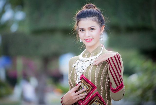 Bản thân cô phải tự lập khá sớm, lặn lội vượt gần 1.000km để đến với Nha Trang, vừa đi học, vừa đi làm nuôi sống bản thân , phụ giúp và đỡ đần ba mẹ nuôi em gái ăn học.