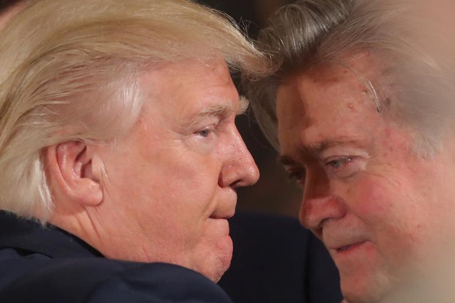 Một số nguồn tin nói rằng quyết định sa thải ông Bannon đã được Tổng thống Trump xem xét trong thời gian dài và cựu chiến lược gia trưởng đã được trao cơ hội chủ động rút lui. Trong ảnh: Tổng thống Trump trò chuyện với ông Bannon trong lễ tuyên thệ nhậm chức dành cho các quan chức cấp cao tại Nhà Trắng ngày 22/1 ở Washington.