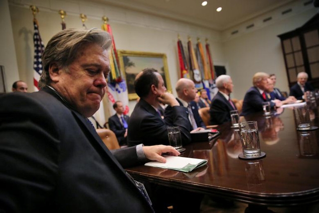 Sự ra đi của Chiến lược gia trưởng Bannon đã nằm trong dự đoán của nhiều người sau những bình luận của ông trên tạp chí American Prospect hôm 16/8, trong đó ông Bannon đã đưa ra quan điểm trái ngược với lập trường Tổng thống Trump về vấn đề Triều Tiên. Trong ảnh: Ông Bannon tham dự một cuộc họp với Tổng thống Trump và các lãnh đạo nghị viện để trao đổi về các thỏa thuận thương mại tại Phòng Roosevelt ở Nhà Trắng ngày 2/2.