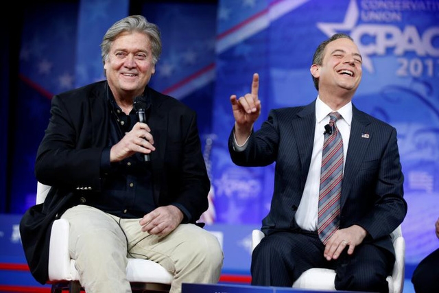 Chiến lược gia trưởng Bannon là nhân vật tiếp theo phải rời khỏi chính quyền Trump trong guồng quay thay đổi nhân sự tại Nhà Trắng trong những tháng gần đây. Trước ông, cựu cố vấn an ninh quốc gia Michael Flynn, cựu Thư ký báo chí Nhà Trắng Sean Spicer, cựu Chánh văn phòng Nhà Trắng Reince Priebus đều đã lần lượt ra đi khỏi Nhà Trắng. Trong ảnh: Ông Bannon (trái) và ông Priebus phát biểu tại một sự kiện ở Maryland hồi tháng 2.