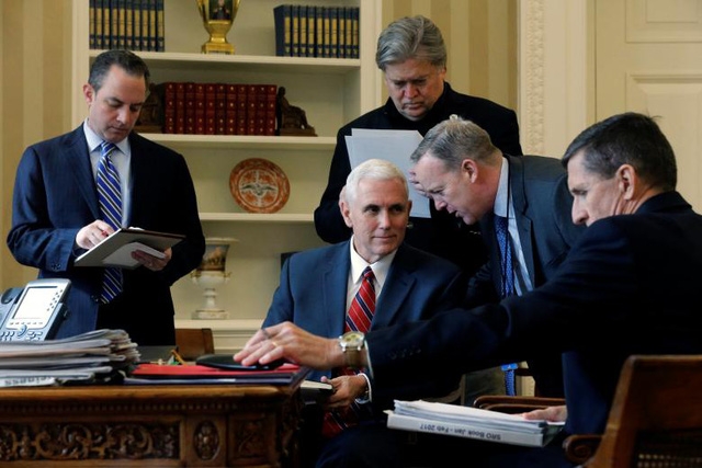 Ngoại trừ Phó Tổng thống Mike Pence (giữa), tất cả những người trong bức ảnh này, gồm (từ trái qua phải): cựu Chánh văn phòng Nhà Trắng Reince Priebus, cựu Chiến lược gia trưởng Steve Bannon, cựu Thư ký báo chí Nhà Trắng Sean Spicer và cựu cố vấn an ninh quốc gia Michael Flynn đều đã từ chức hoặc bị sa thải khỏi chính quyền Tổng thống Donald Trump.