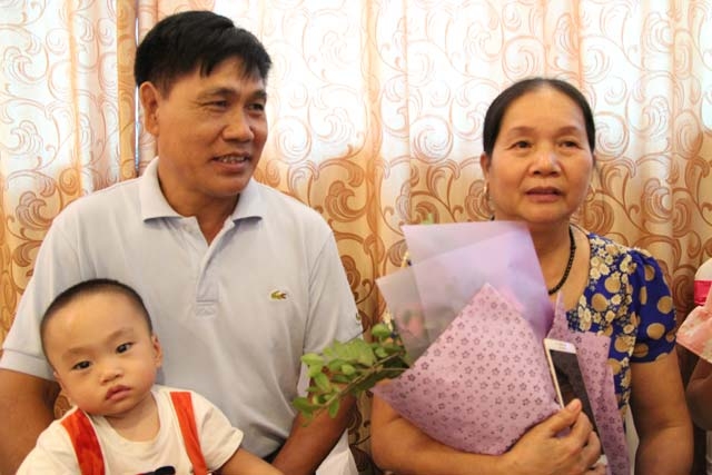 ky tich: co giao ve huu sinh con o tuoi 60, nuoi con hoan toan bang sua me - 1