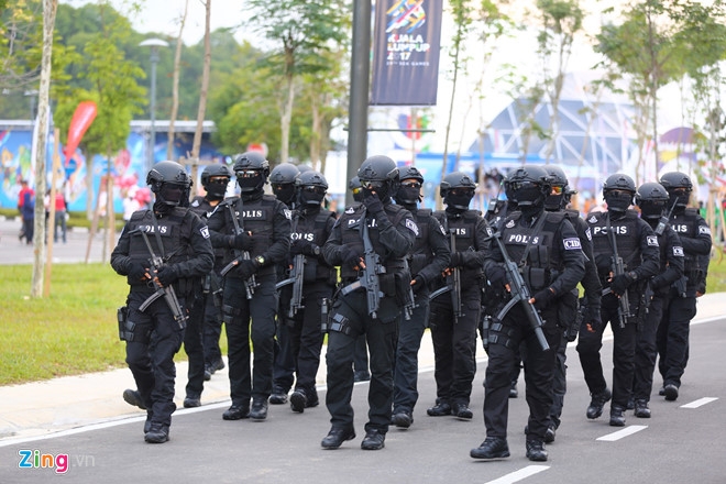 Khai mac SEA Games 29: Bieu dien nghe thuat duoi mua lon hinh anh 4