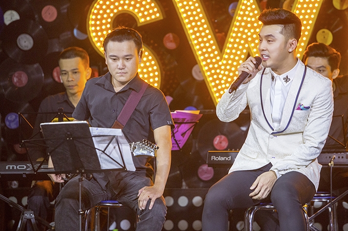ung-hoang-phuc-xuc-dong-hon-vo-trong-sinh-nhat-o-ha-noi-5
