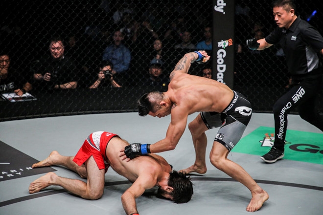 Vuot kho tuyet voi, Martin Nguyen tro thanh nha vua moi cua ONE FC hinh anh 1