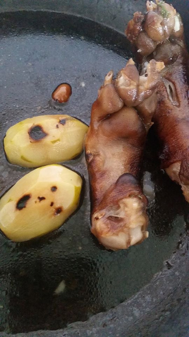 ba de cuoi ra nuoc mat voi mon chan cho co 