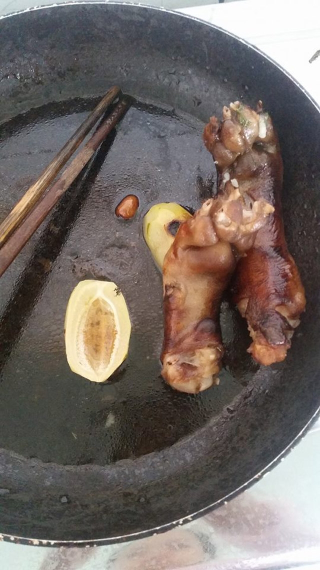 ba de cuoi ra nuoc mat voi mon chan cho co 