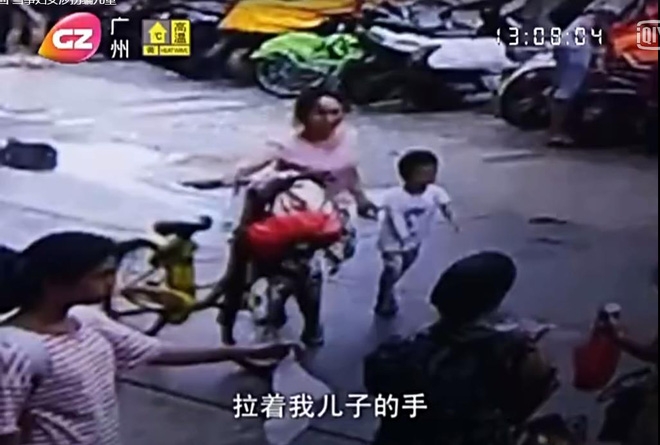 Bị tình nghi bắt cóc bé trai, người phụ nữ khai rằng chỉ đưa bé về chơi với con mình - Ảnh 1.