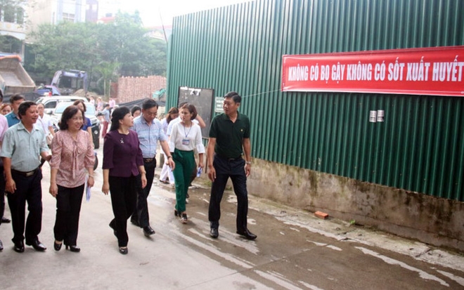 Bộ trưởng Y tế kiểm tra tại ổ dịch sốt xuất huyết Thuỵ Khê - Tây Hồ - Ảnh 2.