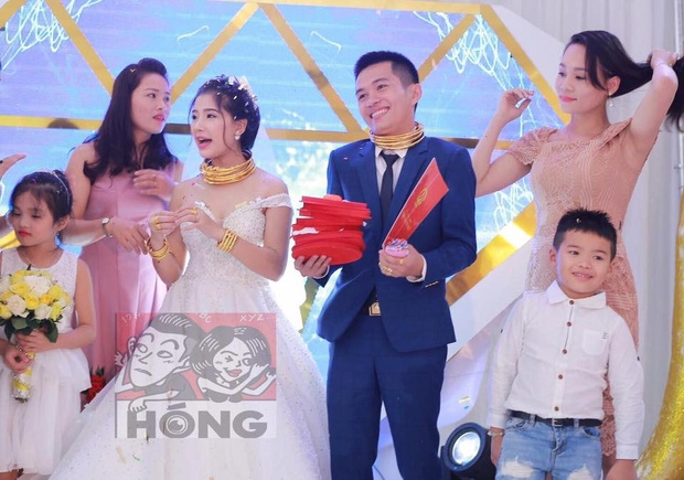 Đám cưới siêu khủng ở Nghệ An: Cô dâu chú rể kiềng vàng đeo đầy cổ, được tặng cả biệt thự, ô tô - Ảnh 4.