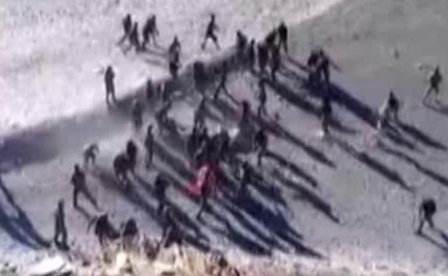 Hé lộ cảnh lính TQ dùng gạch đá, nắm đấm xô xát quân Ấn Độ hình ảnh 1 he lo canh linh tq dung gach da, nam dam xo xat quan an do hinh anh 1