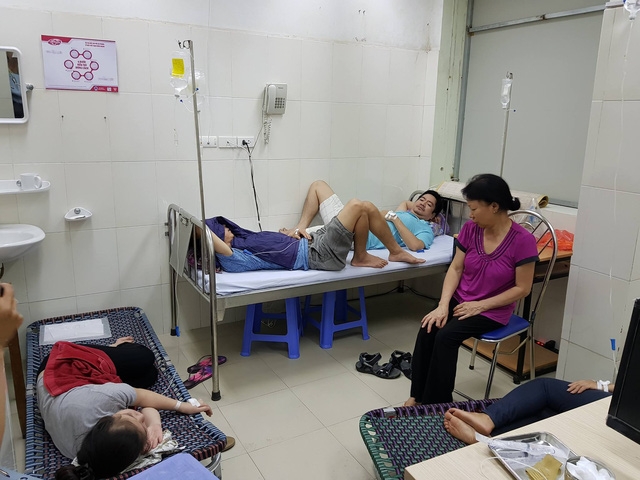 Muỗi lành đốt người bệnh SXH cũng sẽ mang vi rút này. Vi rút nhân lên ở tuyến nước bọt của muỗi và gây bệnh cho người khác khi đốt.
