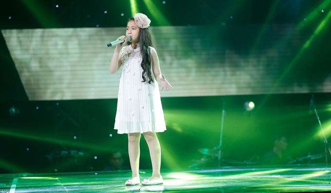co-be-xinh-nhu-thien-than-doc-rap-khien