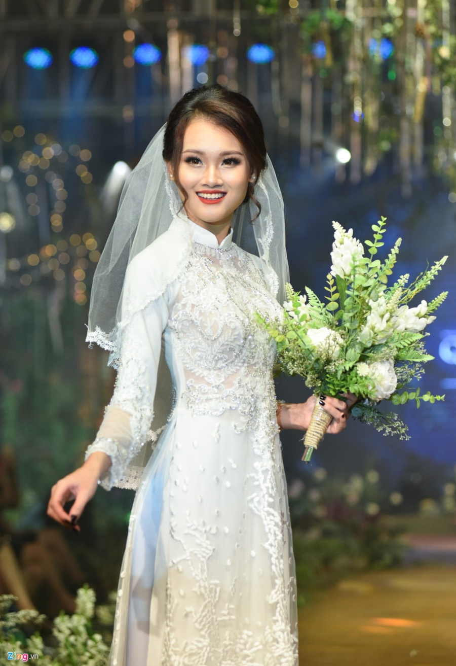 Trinh dien hang tram mau vay cuoi moi tai Ha Noi hinh anh 5