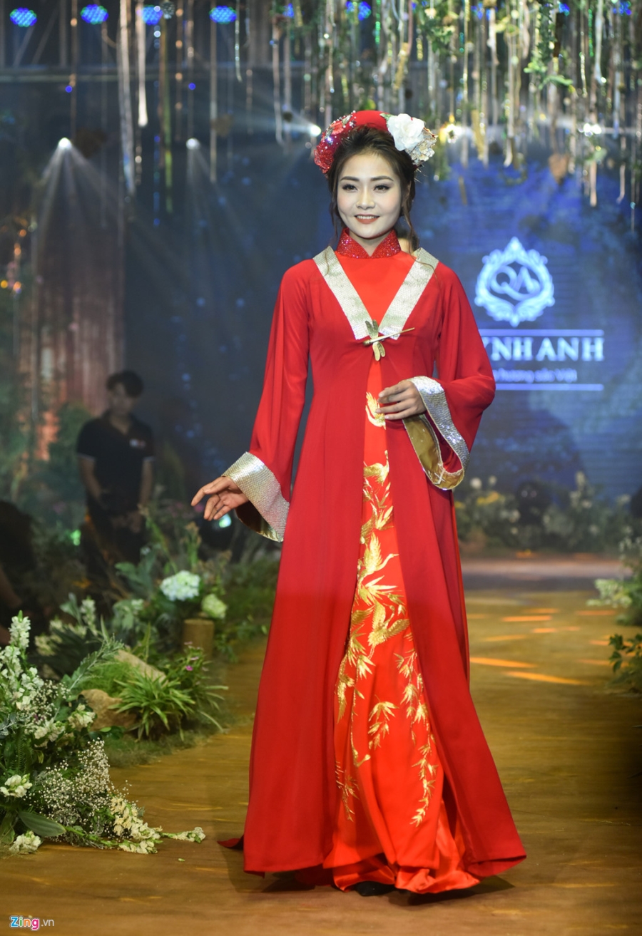 Trinh dien hang tram mau vay cuoi moi tai Ha Noi hinh anh 6