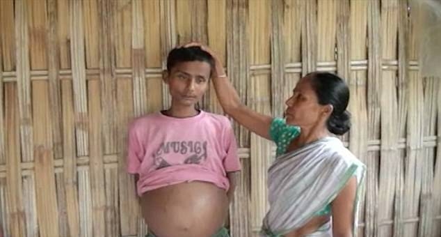 Hazarika chụp ảnh cùng mẹ